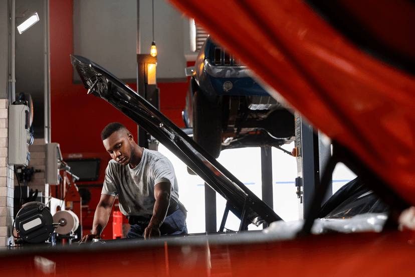 Mécanicien travaillant sous une voiture