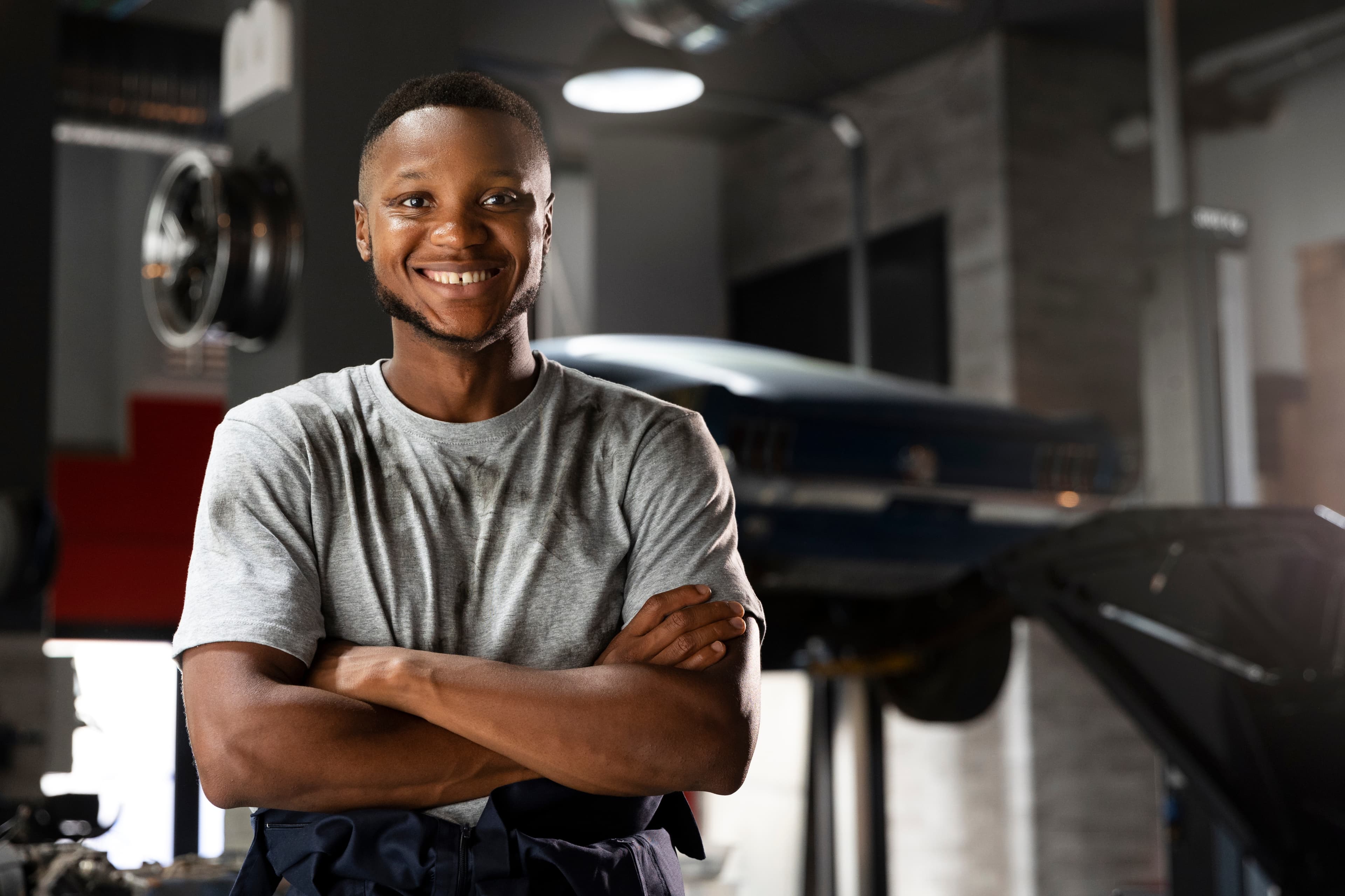 Mécanicien professionnel dans son garage