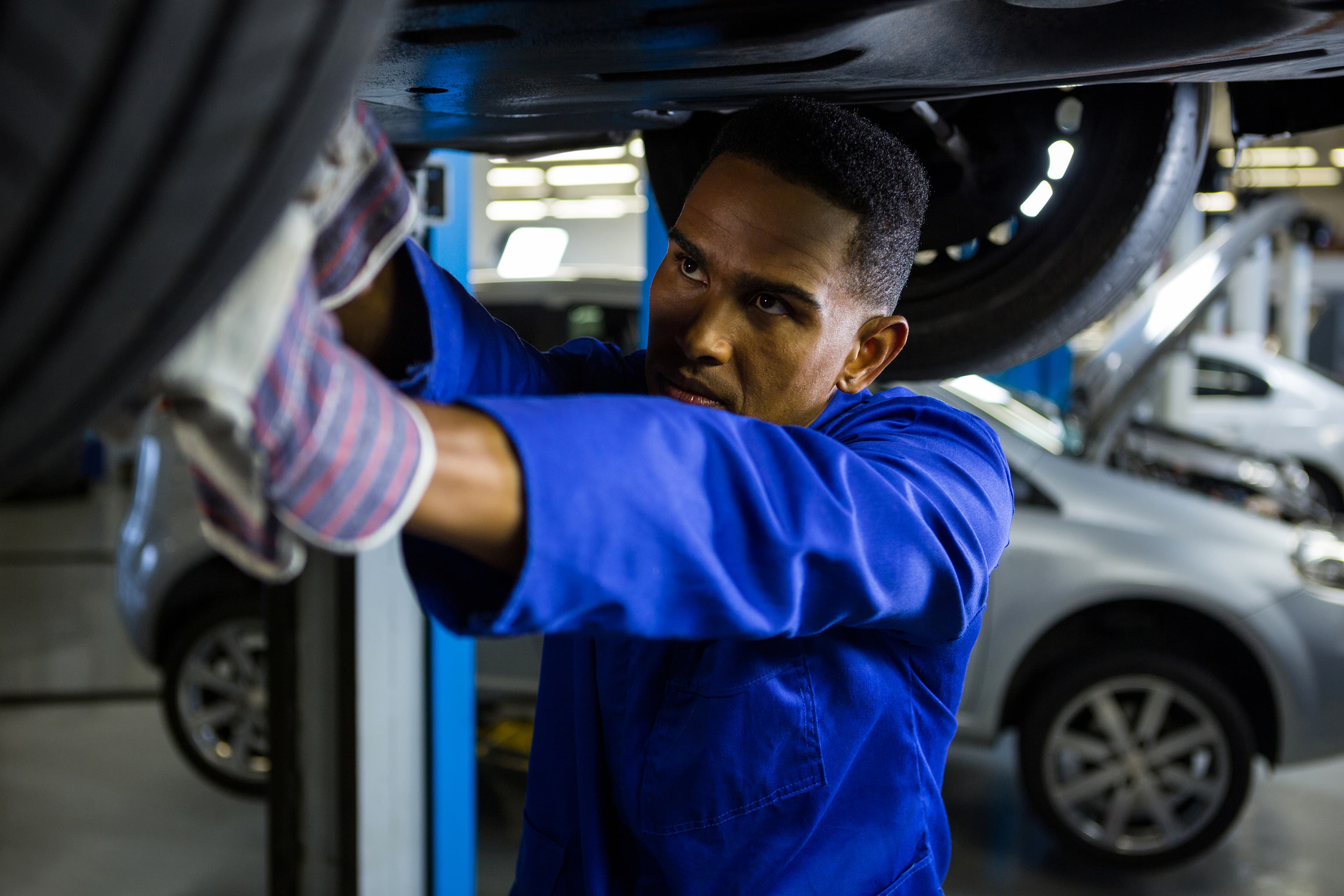 Mécanicien travaillant sur une voiture